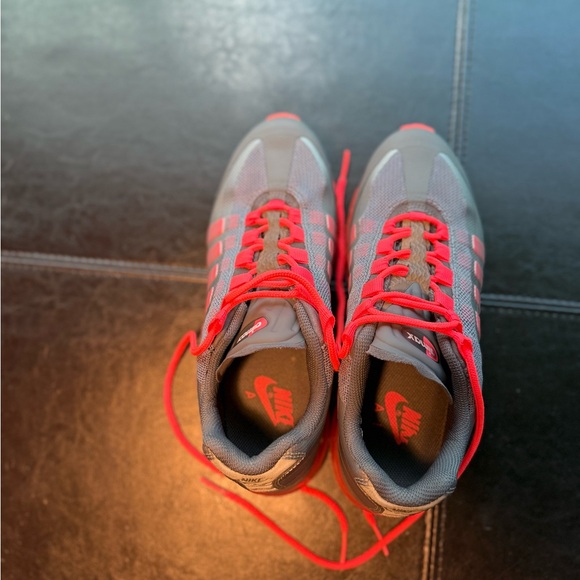 Nike Air Max 95 sneaker in a grey and bright pink/orange colorway women’s Size 7 - Picture 8 of 10